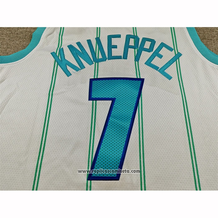 Camiseta Charlotte Hornets Kon Knueppel NO 7 Association 2025-26 Blanco